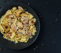 Феттуччине с курицей и грибами