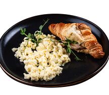 Скрэмбл с круассаном и курочкой