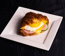 Круассан с ветчиной и яйцом пашот