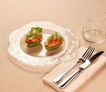Авокадо с лангустинами и соусом спайси