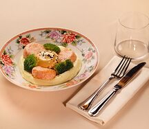 Крабовые котлетки с брокколи и муссом из пармезана