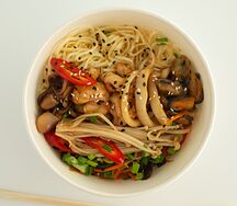 Лапша с морепродуктами и овощами