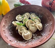 Пельмени домашние в сливочном соусе с сыром пармезан