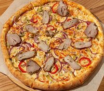 Пицца с шашлыком и красным луком