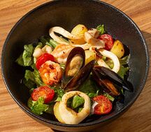 Теплый салат с морепродуктами и молодым картофелем