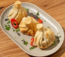 Жареные хинкали с цыпленком и травами 