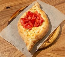 Хачапури лодочка с лососем и копченым сыром сулугуни