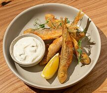Хрустящая черноморская барабуля с соусом цацики и долькой лимона