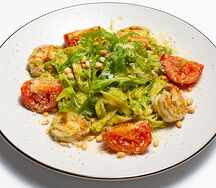 Паста с тигровыми креветками и соусом песто