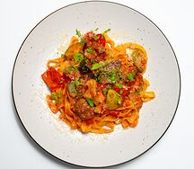 Паста с овощами в томатном соусе