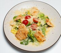 Салат Цезарь с курицей