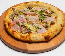 Маленькая пицца с ветчиной, грибами и артишоками