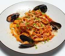 Паста с морепродуктами в томатном соусе