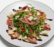 Салат с пармской ветчиной