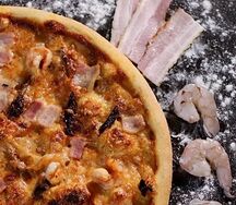 Пицца с креветками и беконом