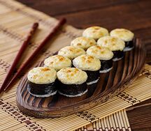 Запеченный ролл с лососем