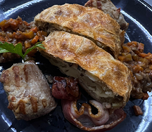 Медальоны из свинины с картофельным штруделем