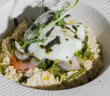 Пшенная каша с тигр. креветками и пашот