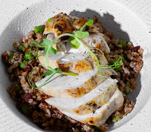 Грудка цыпленка с греч. кашей и горошком