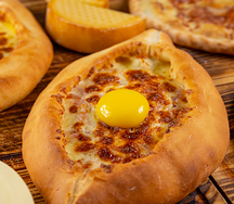 Хачапури по-аджарски с беконом