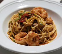 Спагетти с креветками и биском