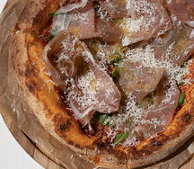 Пицца с пармой и рукколой 