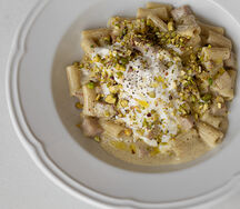 Маккерони с мортаделлой и фисташками