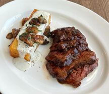 Стейк, картофельный гратен, горгонзола