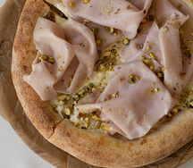 Пицца с мортаделлой и фисташками