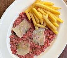 Тартар из говядины и картофель фри