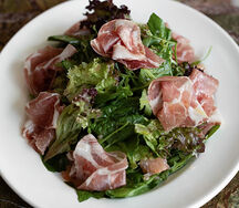 Зеленый салат с коппой