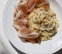 Спагетти c горгонзолой и шпеком