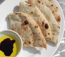 Фокачча, оливковое масло, выдержанный бальзамик
