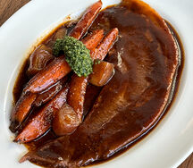 Говяжий язык, печеная морковь, песто