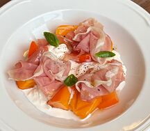 Хурма, страчателла, прошутто