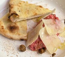 Тартар из говядины с пармезаном и каперсами