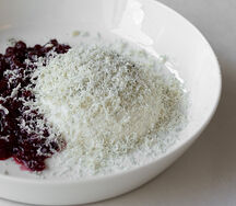 Горгонзольная панна котта с брусничным мармалатто