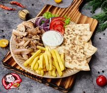 Гирос с курицей на тарелке