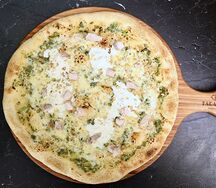 Пицца с курицей и шпинатом Альфредо