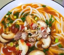 55 Рисовая лапша с говяжьей грудинкой и грибами шиитаке