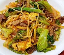 Жареная рисовая лапша с телятиной, зеленым перцем и с яйцом