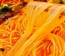 57 рисовая лапша с говяжьей грудинкой и томатами