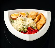 Азиатский Цезарь с курицей