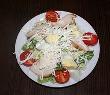 Салат Цезарь с курицей