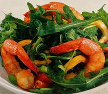 Салат из рукколы с морепродуктами