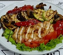 Куриная грудка с овощами гриль