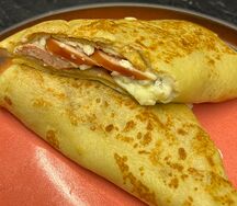 Блин с сосиской, яйцом и горчичный соусом