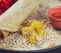 Блин из пшеничной муки на молоке с творожным сыром и апельсиновым соусом