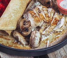 Блин с курицей, грибами и сыром