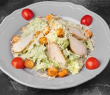 Салат Цезарь с курицей